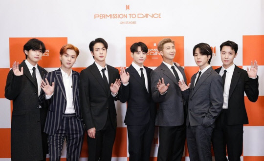 그룹 방탄소년단(BTS)이 작년 11월 28일(현지시간) 미국 로스앤젤레스(LA) 소파이 스타디움에서 열린 'BTS 퍼미션 투 댄스 온 스테이지 - LA' 개최 기념 기자간담회에서 기념 촬영하고 있다. <빅히트뮤직 제공>